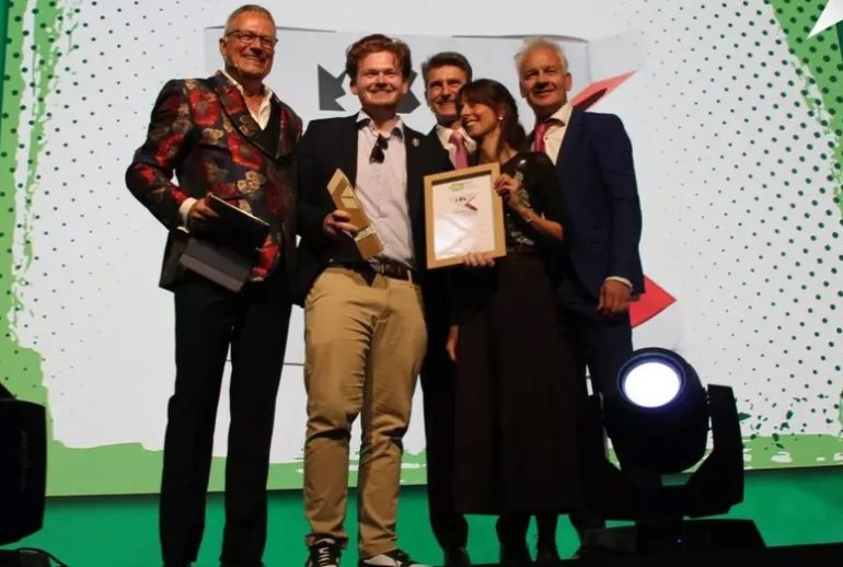 Studenta din Cluj premiata pentru prezervativ