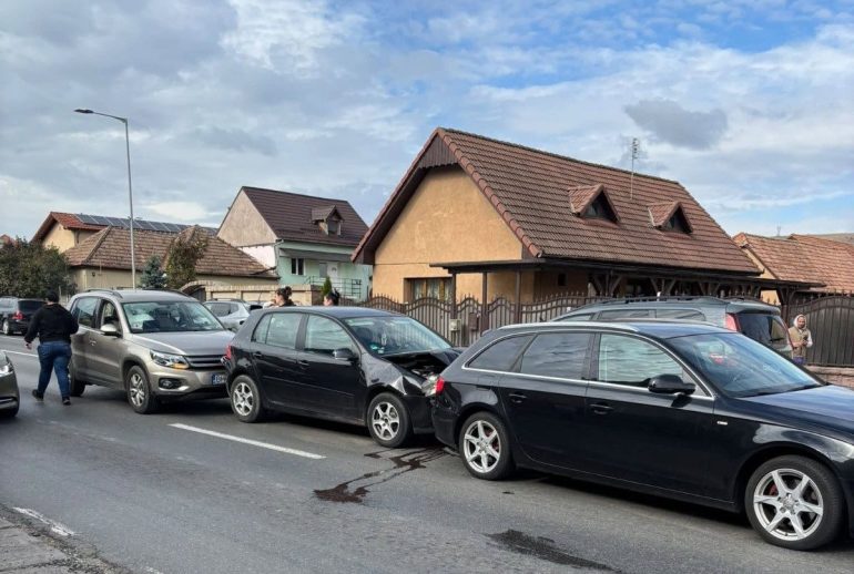 Accident în lanț în Florești, trei mașini implicate