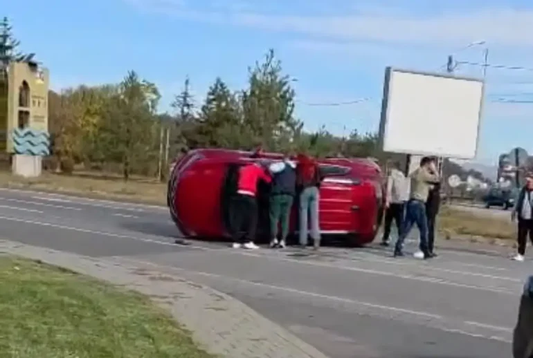 accident Dej - Accident la Dej: o mașină s-a răsturnat lângă benzinăria OMV