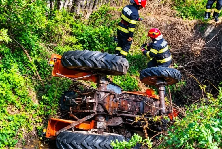 accident tractor Suatu - Accident la Suatu: bărbat în stare gravă după ce s-a răsturnat cu tractorul