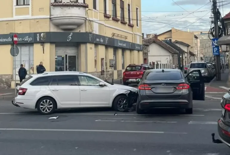 accident Calea Dorobanților - Accident pe Calea Dorobanților, la intersecția cu Petőfi Sándor