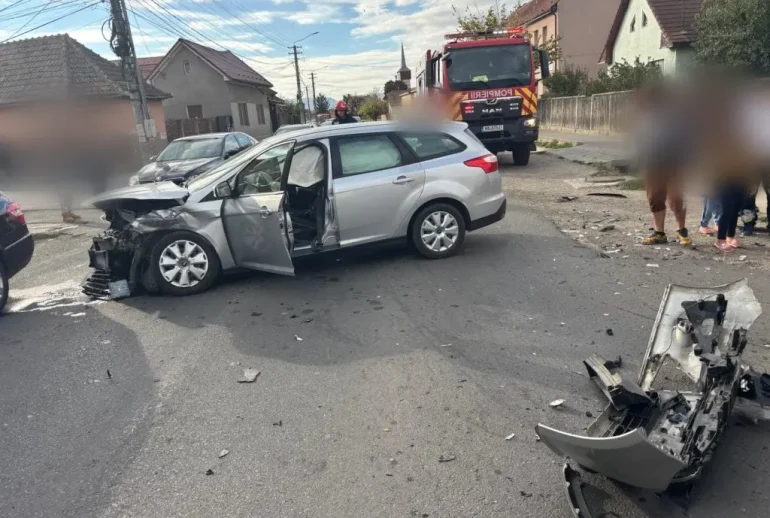Accident Turda: doi șoferi de 18 ani, două persoane la spital