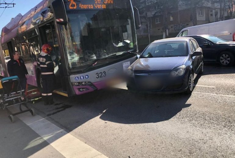 autobuz ciocnit masina