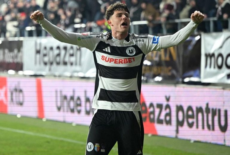 Atanas Ioan Trica se bucura dupa un gol clujean reusit in meciul de fotbal dintre Rapid Bucuresti si Universitatea Cluj, din cadrul Superligii Superbet, desfasurat pe Superbet Arena-Giulesti din Bucuresti, sambata 31 ianuarie 2026. Bucuresti *** Atanas Ioan Trica celebrates after a Cluj goal during the Superbet Superleague Superbet football match between Rapid Bucharest and Universitatea Cluj, played on Superbet Arena Giulesti in Bucharest, Saturday, January 31, 2026 Bucharest Copyright: xRazvanxPasarica/SPORTxPICTURESx