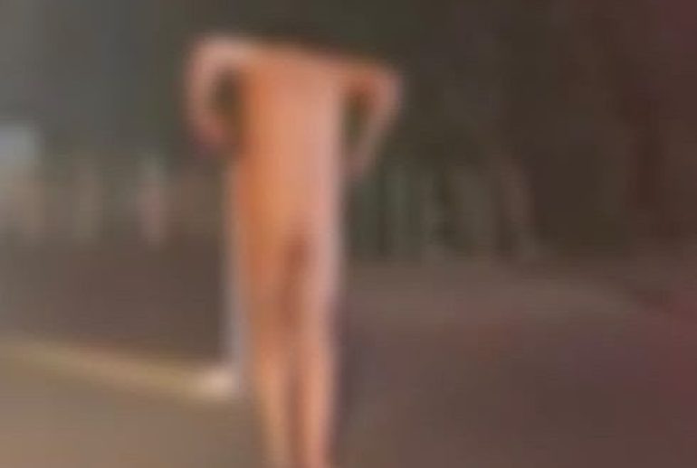 Bărbat dezbrăcat pe stradă în Cluj-Napoca, dus la psihiatrie