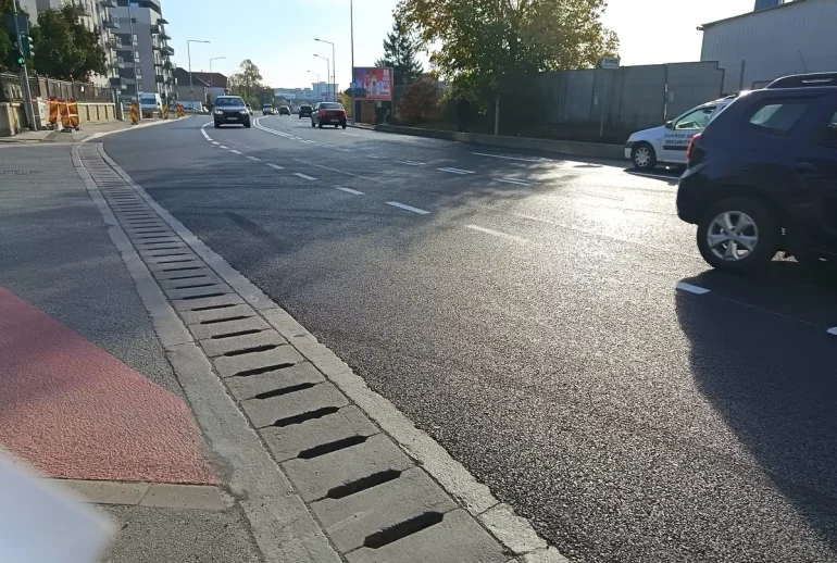 Calea Baciului are patru benzi în zona străzii Valea Seacă