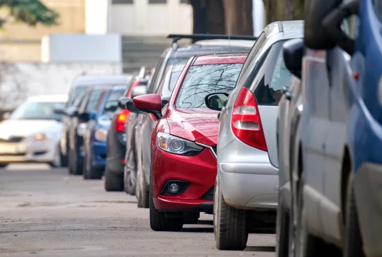 city-traffic-with-cars-parked-in-line-on-street-si-2024-12-06-18-11-20-utc