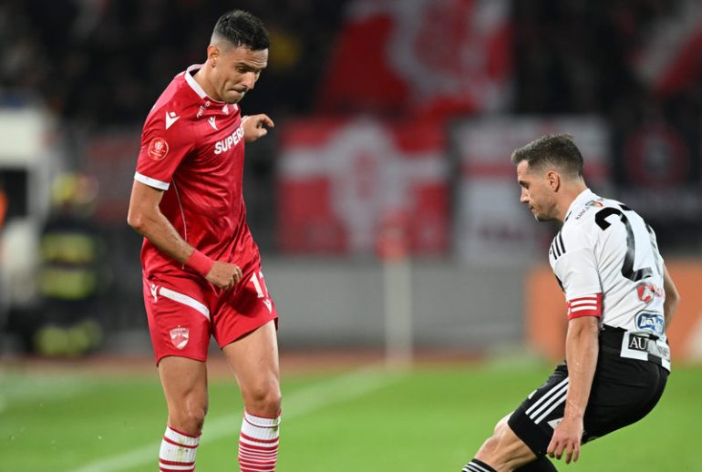 Georgi Ventsislavov Milanov si Mihaita Alexandru Chipciu in meciul de fotbal dintre FC Universitatea Cluj si Dinamo Bucuresti, contand pentru Superliga Superbet - Play-Off, desfasurat pe Stadionul Cluj Arena din Cluj-Napoca, sambata 12 aprilie 2025. © FOTO: Flaviu Buboi/SPORT PICTURES