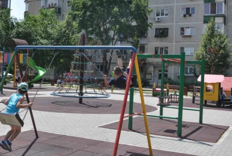 Pericol în spații de joacă Cluj-Napoca: leagăne nesigure