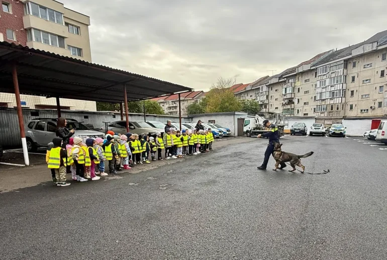 Poliția Turda, vizitată de peste 50 de preșcolari